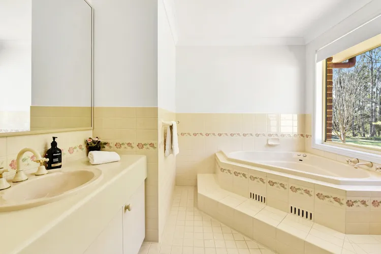 Home Among the Gum Trees – Lovedale. Central to wineries and wedding venues