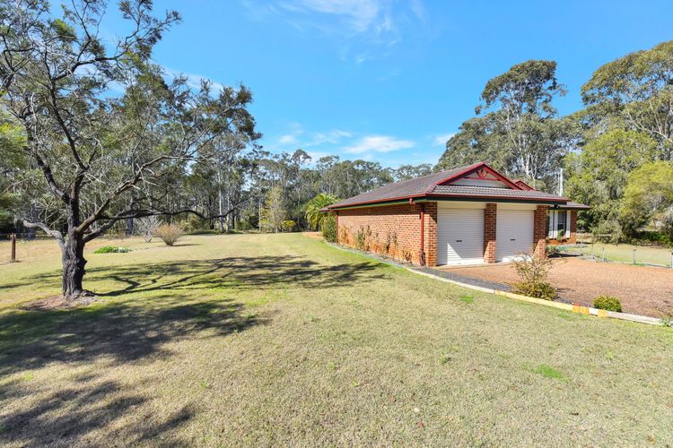 Home Among the Gum Trees – Lovedale. Central to wineries and wedding venues