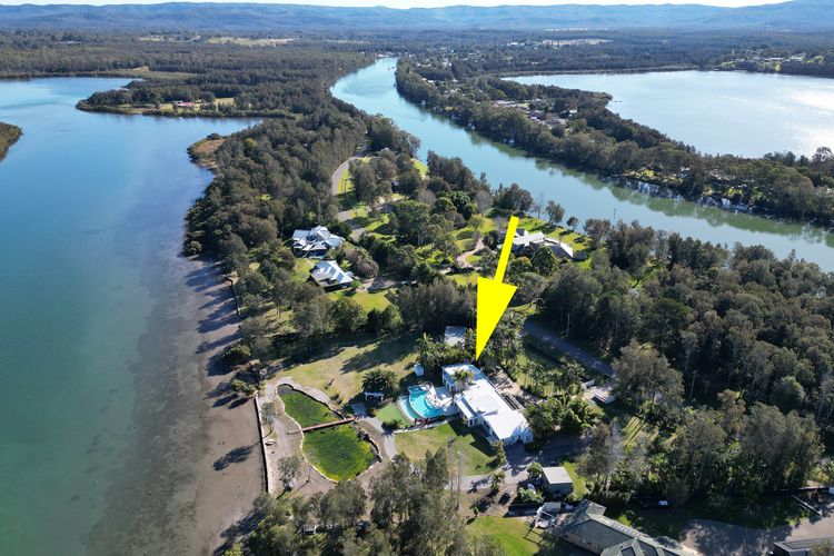 Lake Palm Resort Luxury Retreat absolute Waterfront on 3 acres at Lake Macquarie.