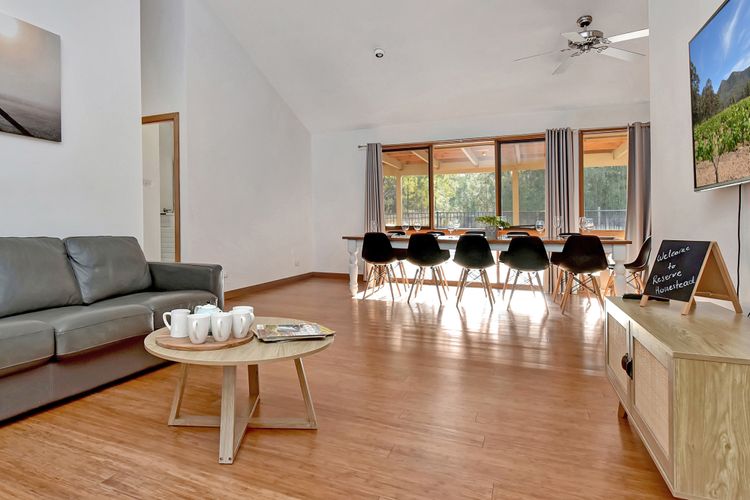 The Reserve Homestead walk to vineyards and restaurants and Concerts