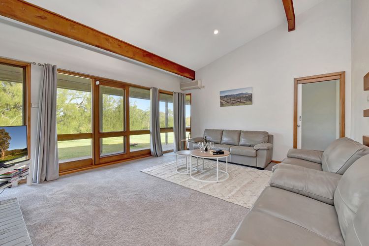 The Reserve Homestead walk to vineyards and restaurants and Concerts