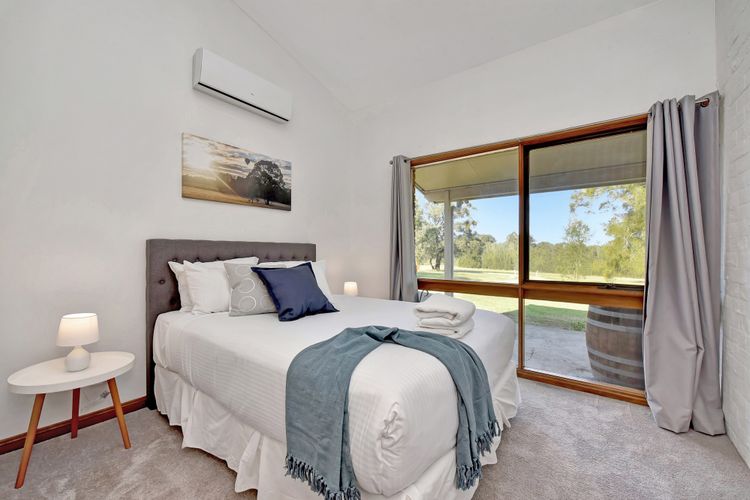 The Reserve Homestead walk to vineyards and restaurants and Concerts