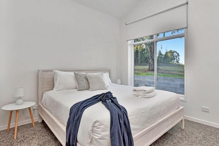 The Reserve Homestead walk to vineyards and restaurants and Concerts