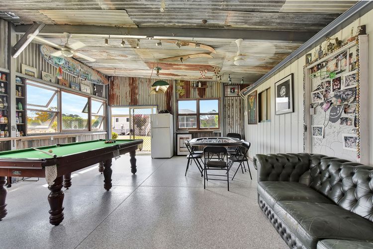 Kulang Lodge in charming Broke with Large Swim Spa and games room suits up to 8 guests