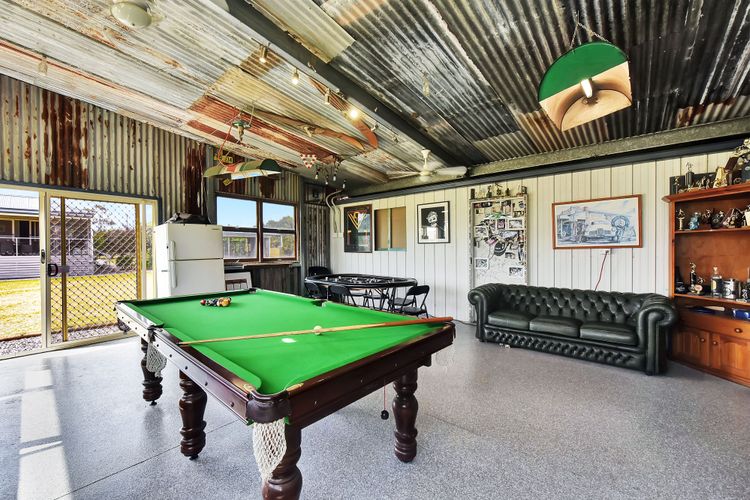 Kulang Lodge in charming Broke with Large Swim Spa and games room suits up to 8 guests