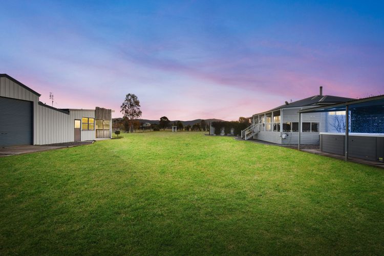 Kulang Lodge in charming Broke with Large Swim Spa and games room suits up to 8 guests