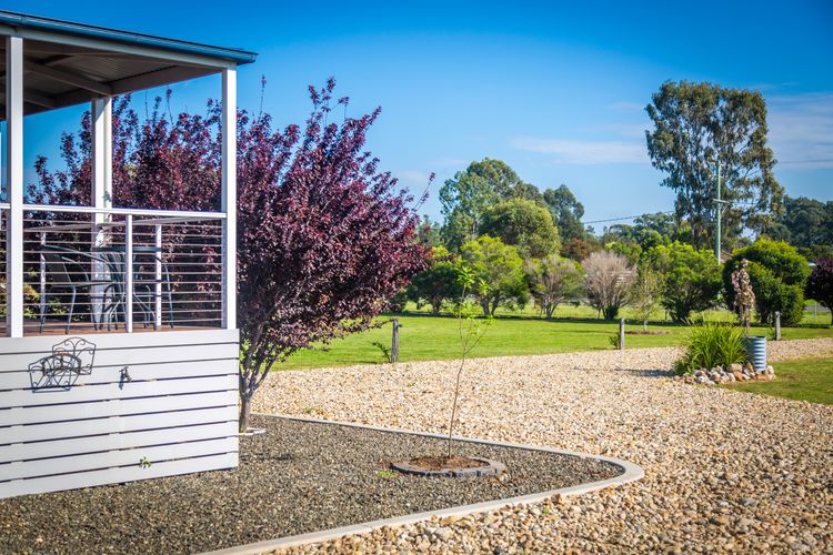 Kulang Lodge in charming Broke with Large Swim Spa and games room suits up to 8 guests