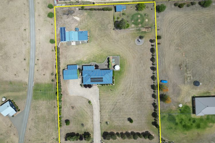 Kulang Lodge in charming Broke with Large Swim Spa and games room suits up to 8 guests