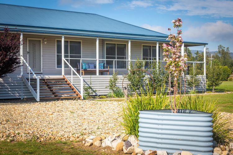 Kulang Lodge in charming Broke with Large Swim Spa and games room suits up to 8 guests