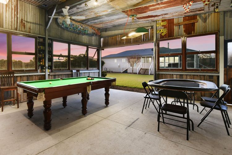 Kulang Lodge in charming Broke with Large Swim Spa and games room suits up to 8 guests