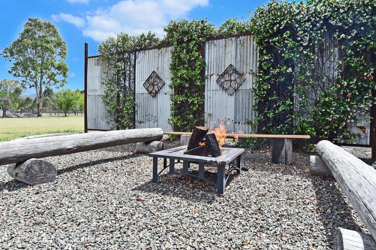 Kulang Lodge in charming Broke with Large Swim Spa and games room suits up to 8 guests