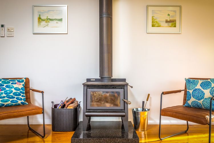 Kulang Lodge in charming Broke with Large Swim Spa and games room suits up to 8 guests