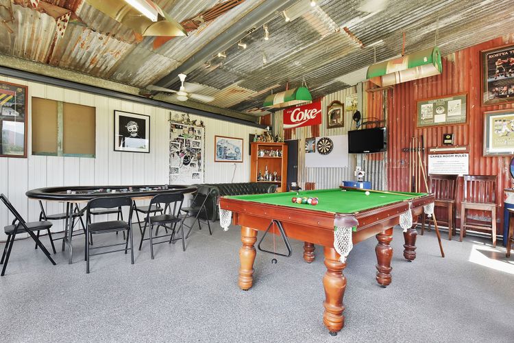 Kulang Lodge in charming Broke with Large Swim Spa and games room suits up to 8 guests