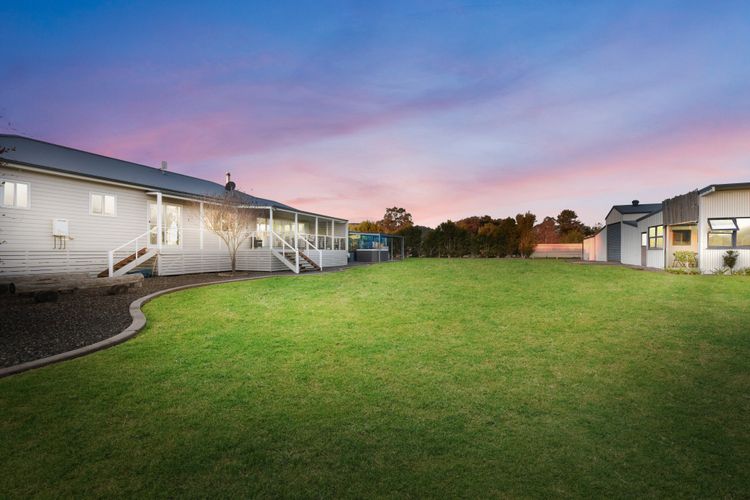 Kulang Lodge in charming Broke with Large Swim Spa and games room suits up to 8 guests