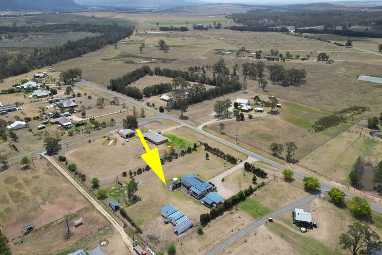 Kulang Lodge in charming Broke with Large Swim Spa and games room suits up to 8 guests