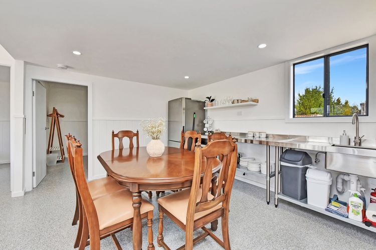 Kulang Retreat in charming Broke with Large Swim Spa and games room suits up to 14 guests