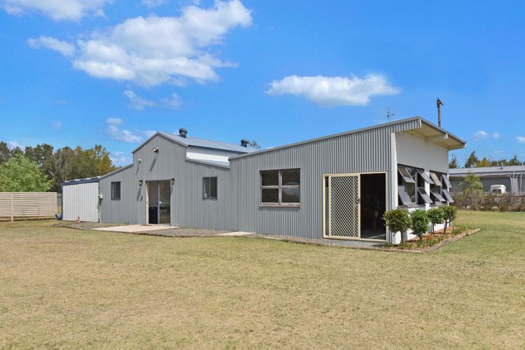 Kulang Retreat in charming Broke with Large Swim Spa and games room suits up to 14 guests