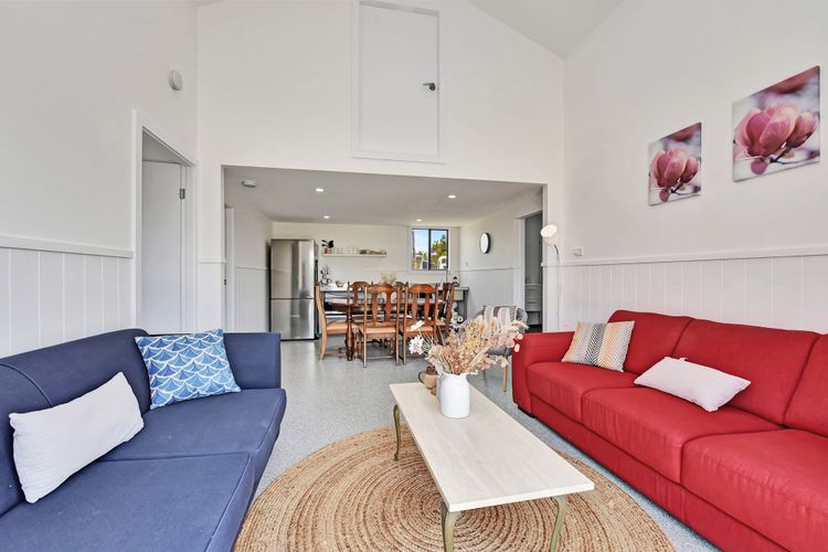 Kulang Retreat in charming Broke with Large Swim Spa and games room suits up to 14 guests