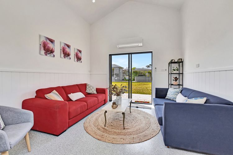 Kulang Retreat in charming Broke with Large Swim Spa and games room suits up to 14 guests