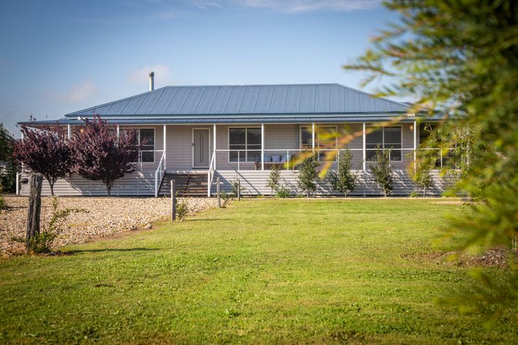 Kulang Retreat in charming Broke with Large Swim Spa and games room suits up to 14 guests