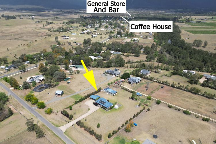 Kulang Retreat in charming Broke with Large Swim Spa and games room suits up to 14 guests