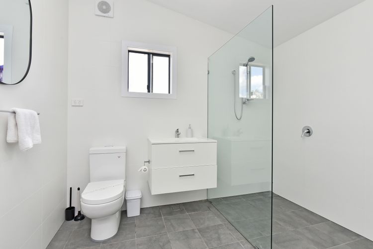 Kulang Retreat in charming Broke with Large Swim Spa and games room suits up to 14 guests