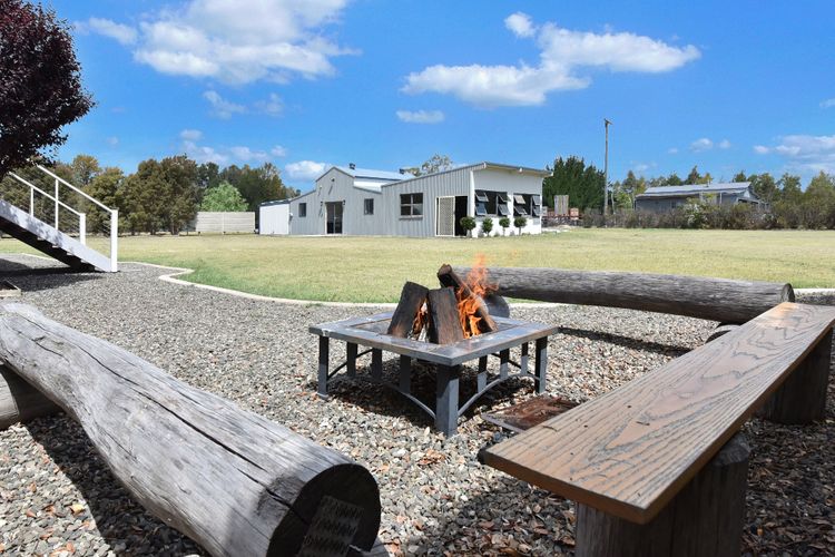 Kulang Retreat in charming Broke with Large Swim Spa and games room suits up to 14 guests