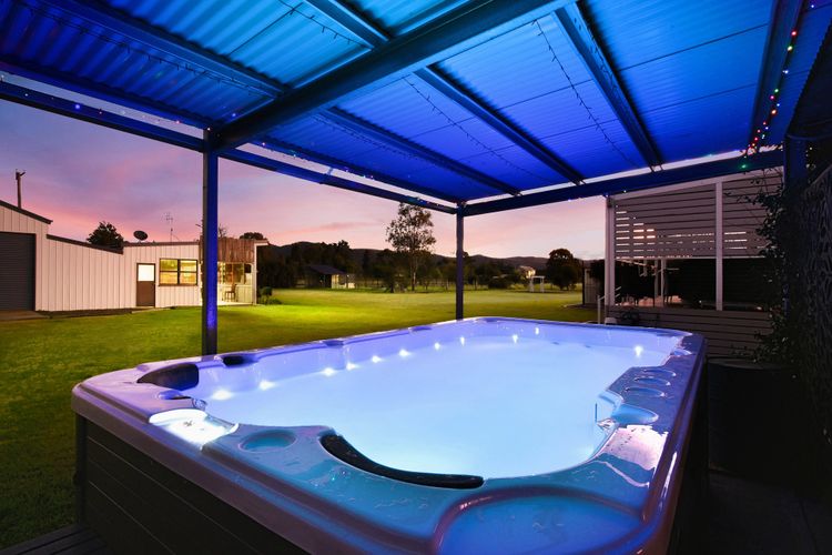 Kulang Retreat in charming Broke with Large Swim Spa and games room suits up to 14 guests