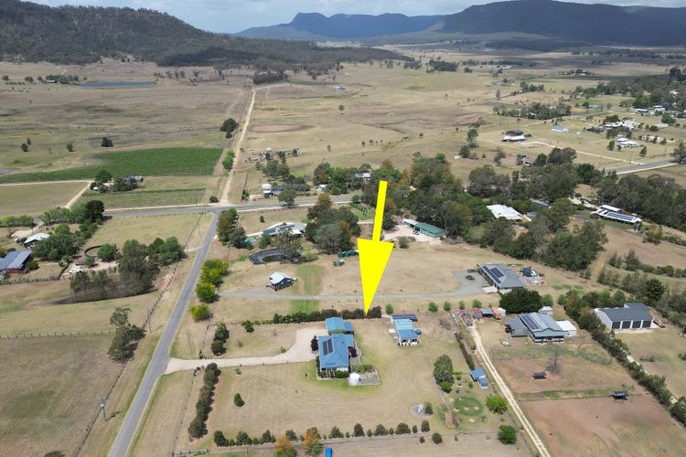 Kulang Retreat in charming Broke with Large Swim Spa and games room suits up to 14 guests