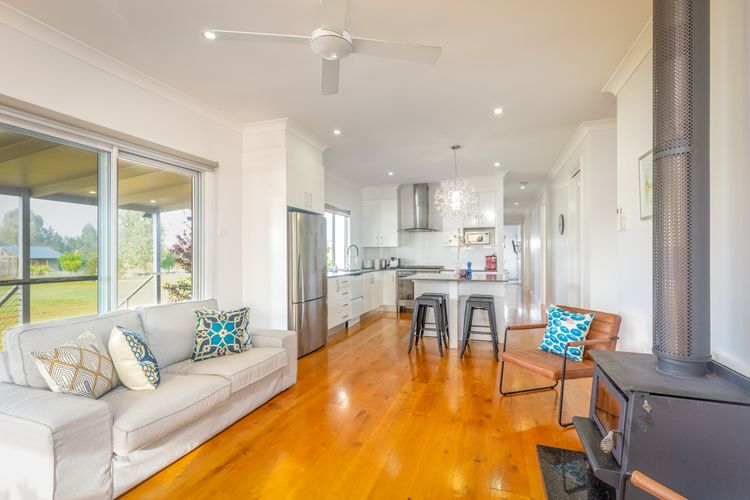 Kulang Retreat in charming Broke with Large Swim Spa and games room suits up to 14 guests