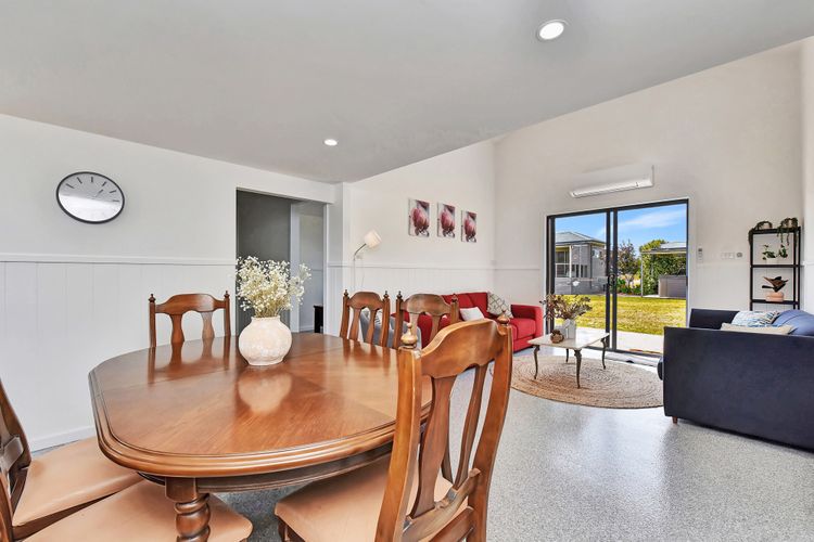 Kulang Retreat in charming Broke with Large Swim Spa and games room suits up to 14 guests