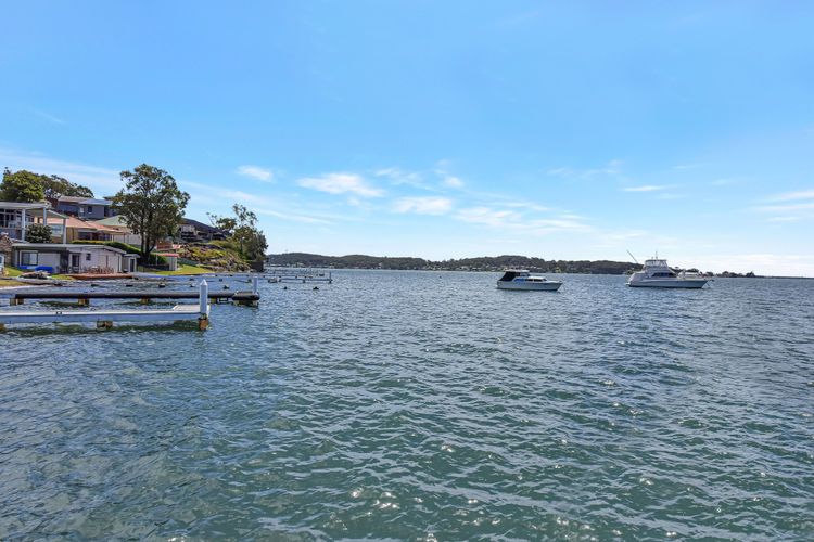Shimmer Shores Absolute Waterfront Retreat at Fishing Point, Lake Macquarie