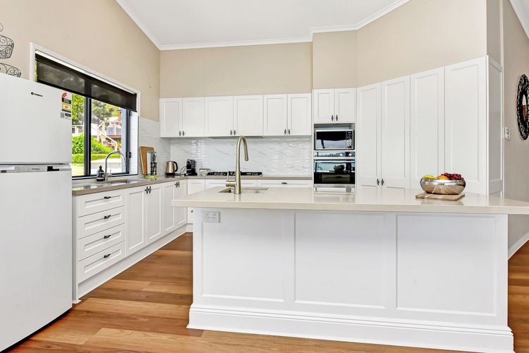 Shimmer Shores Absolute Waterfront Retreat at Fishing Point, Lake Macquarie