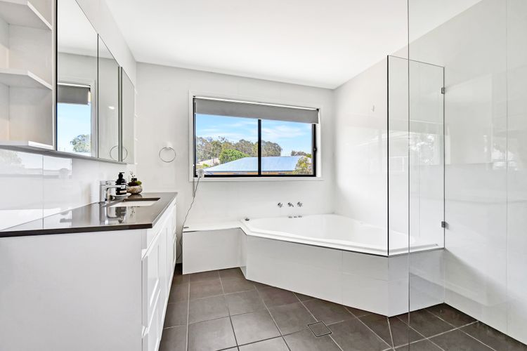 Shimmer Shores Absolute Waterfront Retreat at Fishing Point, Lake Macquarie