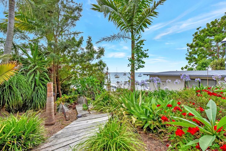 Shimmer Shores Absolute Waterfront Retreat at Fishing Point, Lake Macquarie