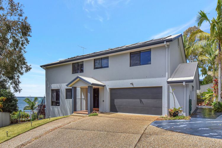 Shimmer Shores Absolute Waterfront Retreat at Fishing Point, Lake Macquarie