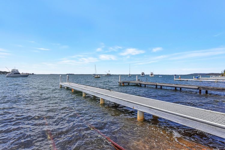 Shimmer Shores Absolute Waterfront Retreat at Fishing Point, Lake Macquarie