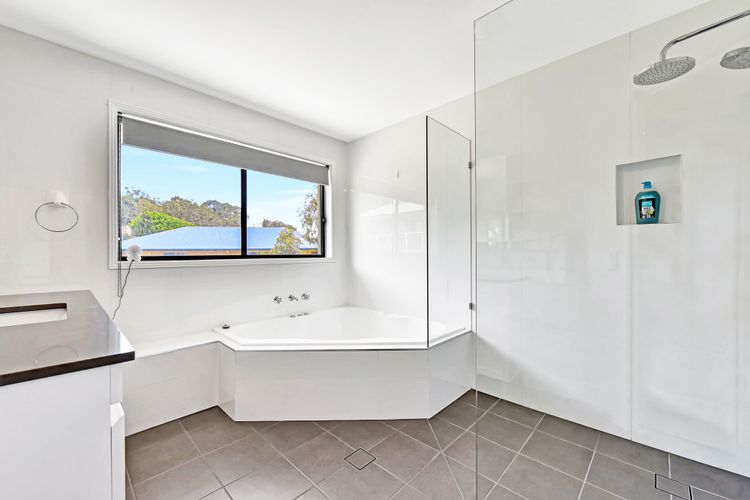 Shimmer Shores Absolute Waterfront Retreat at Fishing Point, Lake Macquarie
