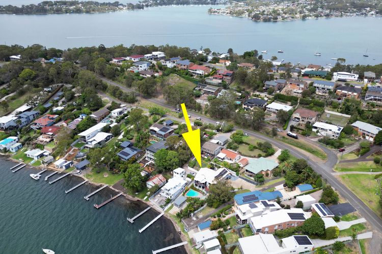 Shimmer Shores Absolute Waterfront Retreat at Fishing Point, Lake Macquarie