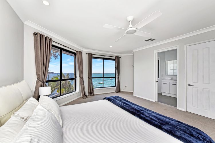 Shimmer Shores Absolute Waterfront Retreat at Fishing Point, Lake Macquarie