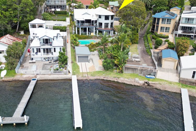 Shimmer Shores Absolute Waterfront Retreat at Fishing Point, Lake Macquarie