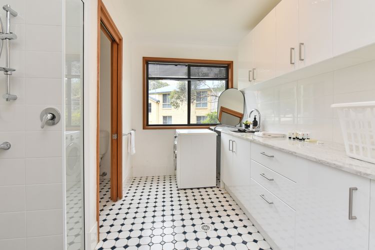 Shimmer Shores Absolute Waterfront Retreat at Fishing Point, Lake Macquarie