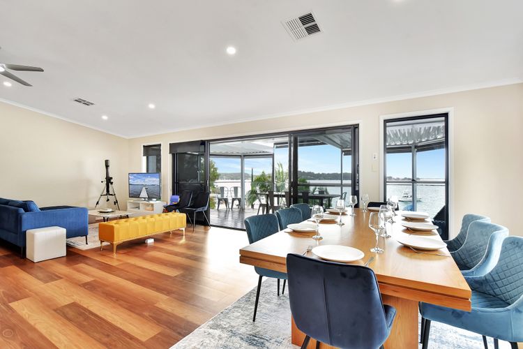 Shimmer Shores Absolute Waterfront Retreat at Fishing Point, Lake Macquarie