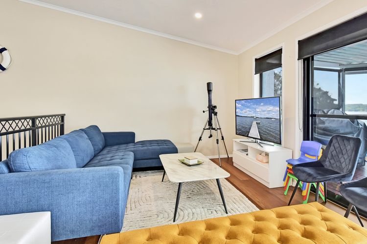 Shimmer Shores Absolute Waterfront Retreat at Fishing Point, Lake Macquarie