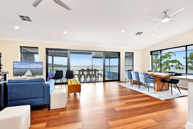 Shimmer Shores Absolute Waterfront Retreat at Fishing Point, Lake Macquarie