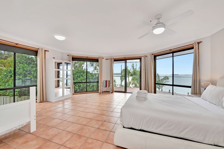 Shimmer Shores Absolute Waterfront Retreat at Fishing Point, Lake Macquarie