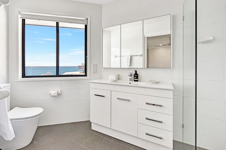 Shimmer Shores Absolute Waterfront Retreat at Fishing Point, Lake Macquarie