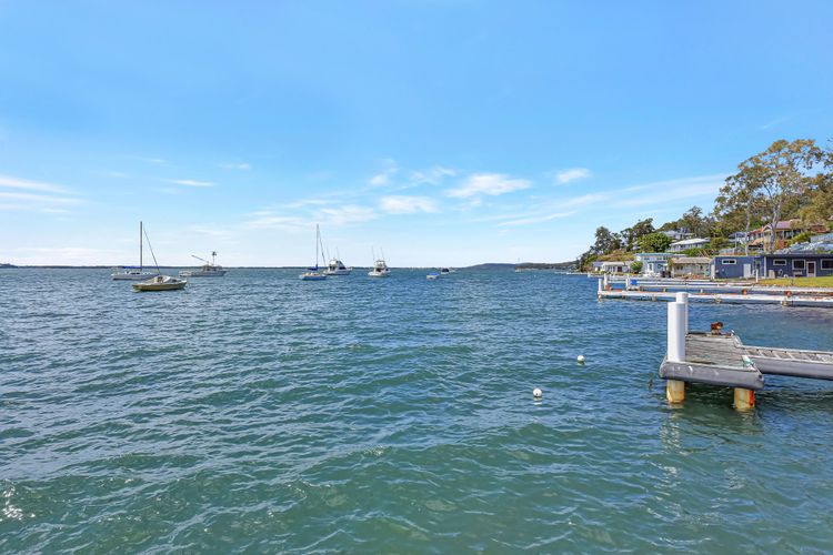 Shimmer Shores Absolute Waterfront Retreat at Fishing Point, Lake Macquarie