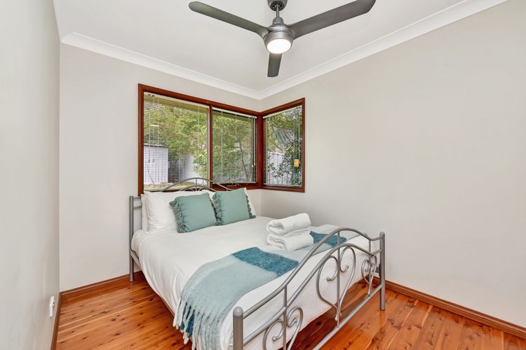 Bedroom wtih Ceiling Fan