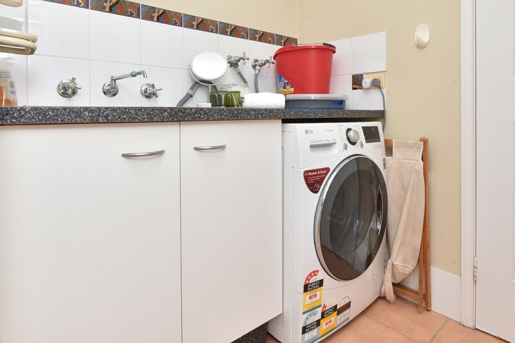 Silver Springs 4br Cottage, with Wifi, Views, Olives and Space